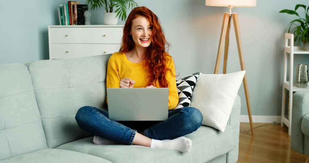 Une jeune femme cherche son contrat d'énergie sur internet