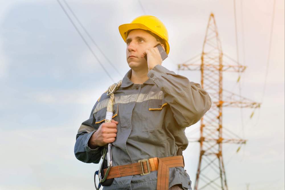 Un employé du gestionnaire de réseau s'assure du bon fonctionnement du réseau de distribution de l'énergie