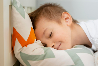 Un enfant dors paisiblement avant la rentrée scolaire