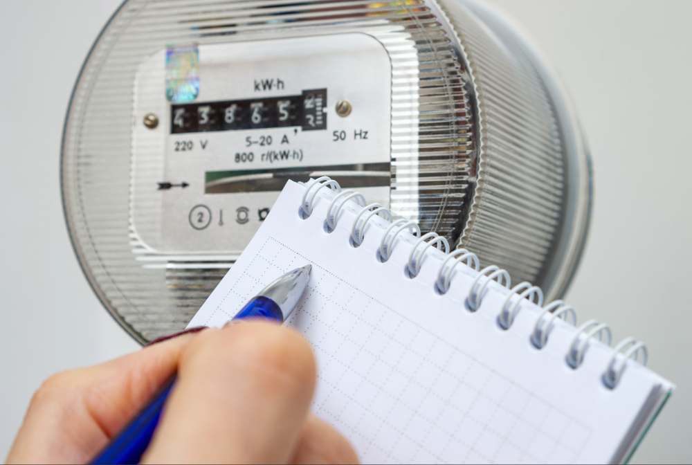 Quelqu'un effectue le relevé d'index de son compteur d'élecricité monohoraire