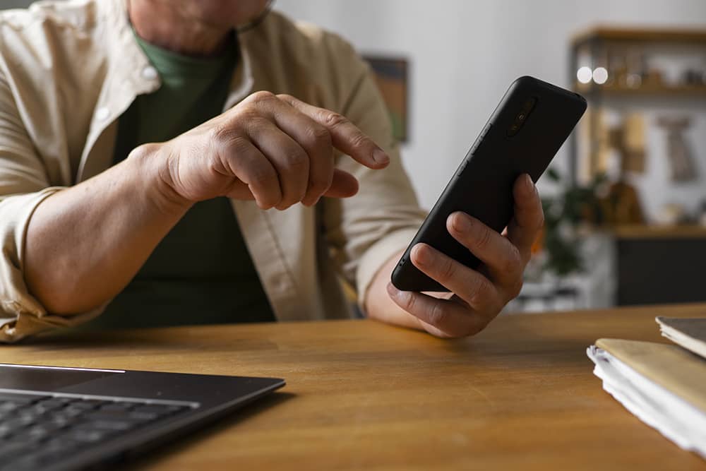 un homme qui utilise son téléphone portable