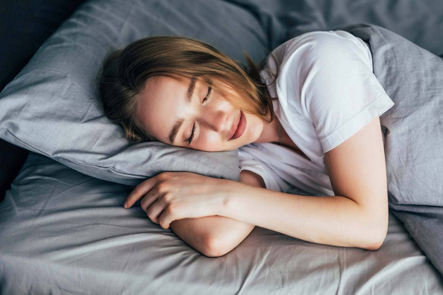 Une femme dort pendant la nuit
