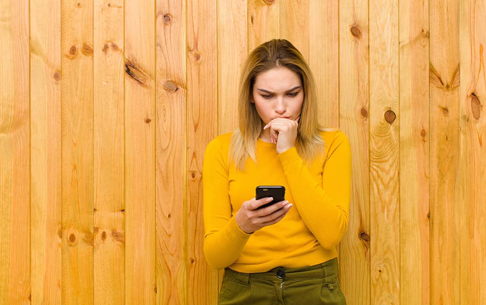 Jeune femme avec un téléphone portable